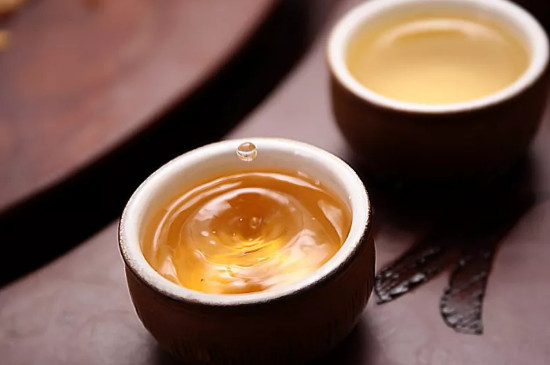 大圓桌上茶壺嘴對哪