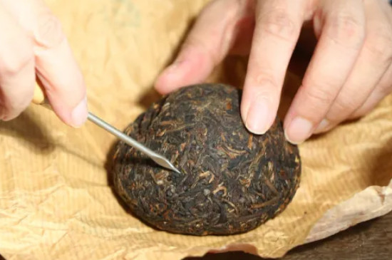 普洱茶饼如何正确撬茶