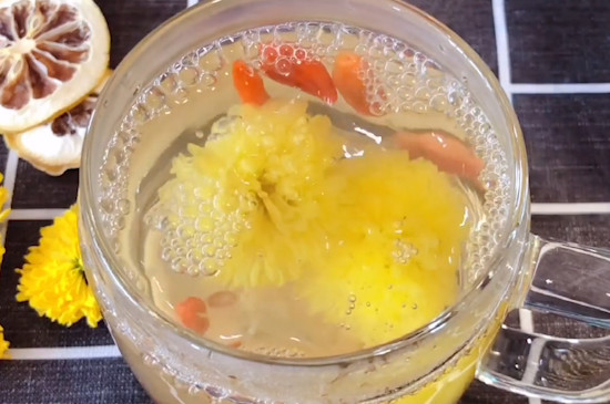 柠檬和菊花能泡在一起吗