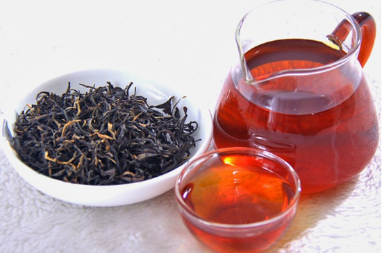 绿茶是夏天喝好?还是冬天喝好? 夏天喝好(具有清热解毒的功效)
