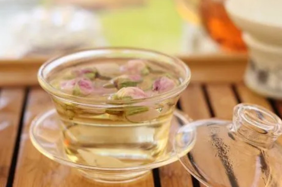 長期喝玫瑰花茶的女人