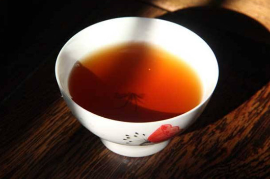 老年人喝乌龙茶还是普洱茶好，喝普洱茶好(普洱熟茶可降三高软化血管)
