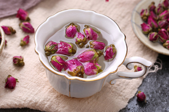 玫瑰花茶真假開水圖片，怎麼買到正規的玫瑰花茶