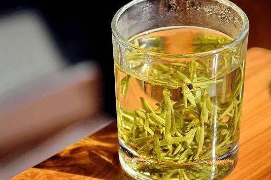 龙井茶泡出来什么颜色