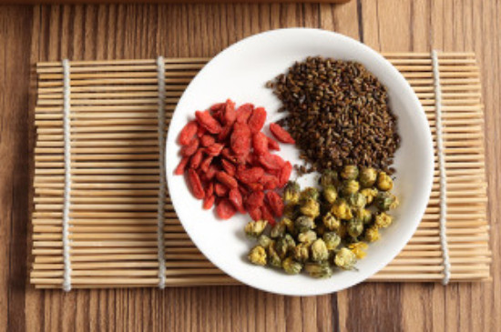 夏天喝什麼茶養肝去火，枸杞紅棗茶/山楂玫瑰花茶