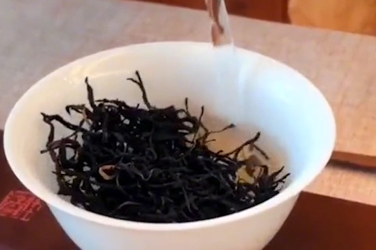 喝紅茶拉肚子是咋回事