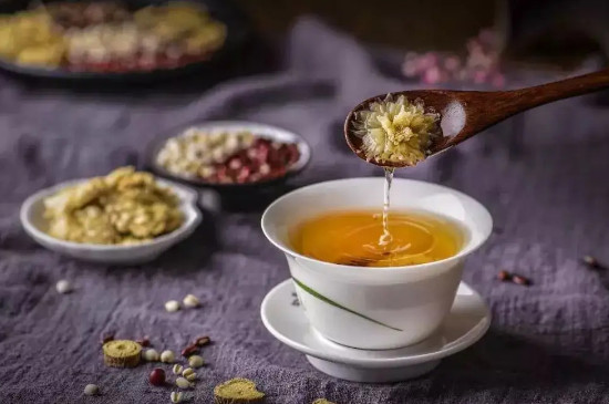 菊花泡水后为什么变绿