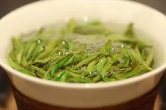 怎麼看龍井茶的檔次，龍井偏黃好還是偏綠好