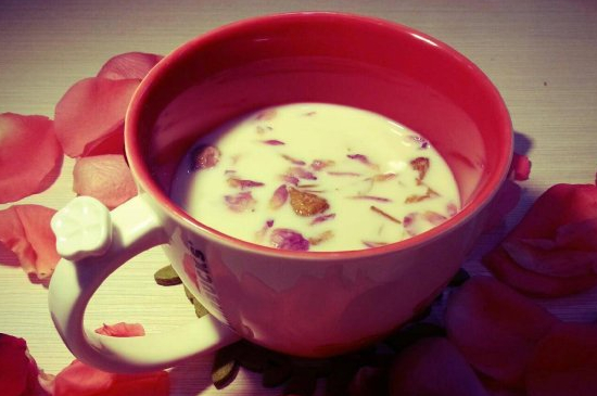玫瑰花茶能豐胸嗎，玫瑰花茶豐胸效果怎麼樣