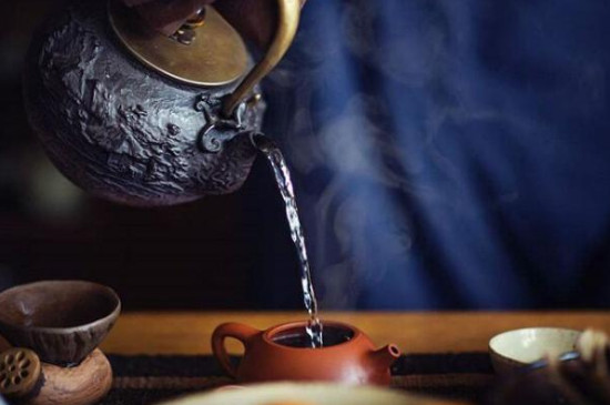 泡茶口诀一泡二泡三泡清，保证茶叶的香气及口感