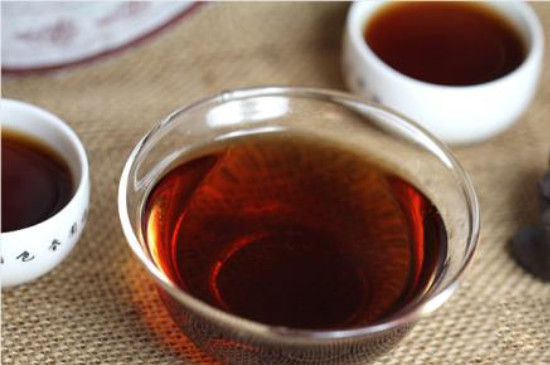 减肥喝乌龙茶还是普洱茶，喝普洱茶效果好些(可降血脂去油腻)
