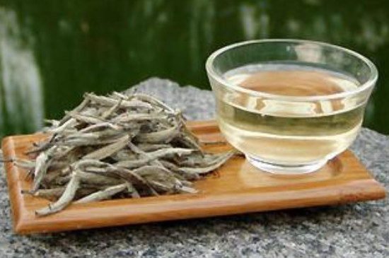 女生喝红茶好还是白茶好，红茶提神醒脑白茶美容养颜