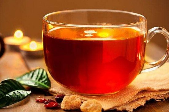 夏天喝紅茶還是喝綠茶比較好，綠茶（有效改善清熱降火）