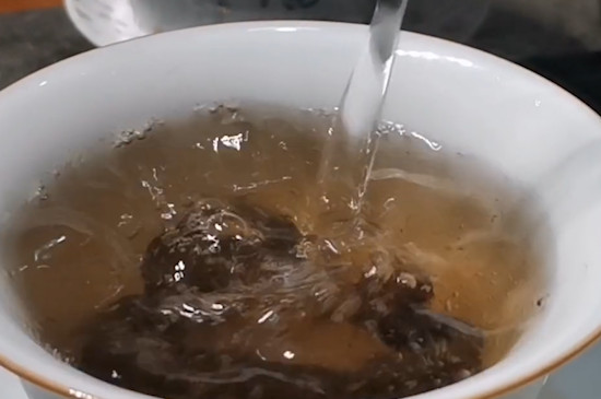 宁喝一两碎银子,不喝十斤普洱茶什么意思