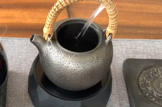 日本铁壶如何开壶